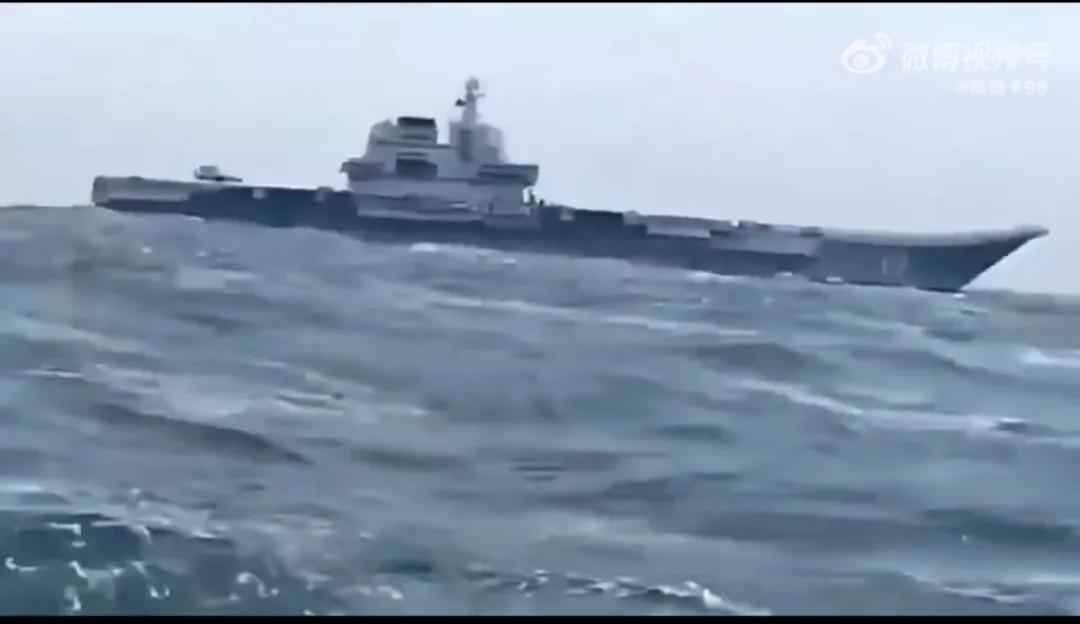 臺兩艘護(hù)衛(wèi)艦近距離警戒山東艦，美航母仍在臺島防止中方趁機(jī)收臺(圖4)