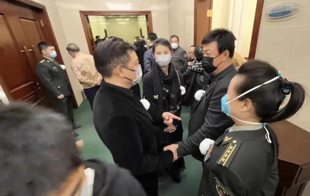 告別儀式合影曝光，李雙江白雪董文華神情嚴肅，黃宏笑容惹爭議(圖18)