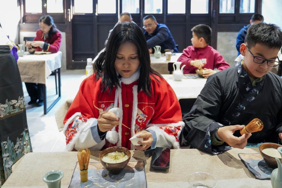 穿漢服、體驗點(diǎn)茶、投壺……老外也來“鬧元宵”了 穿漢服、體驗點(diǎn)茶、投壺……老外也來“鬧元宵”了(圖1)