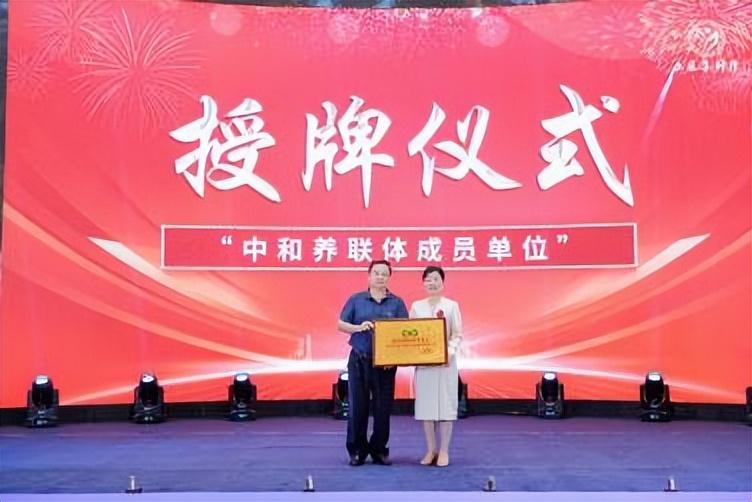 “守正創(chuàng)新 傳承致遠 融合共贏”第一屆特色灸法傳承與創(chuàng)新大會在鄭州隆重舉行 (圖13) “守正創(chuàng)新 傳承致遠 融合共贏”第一屆特色灸法傳承與創(chuàng)新大會在鄭州隆重舉行 (圖13)